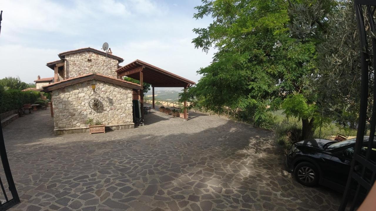 B&B Casale Roshlee Gualdo Cattaneo ภายนอก รูปภาพ